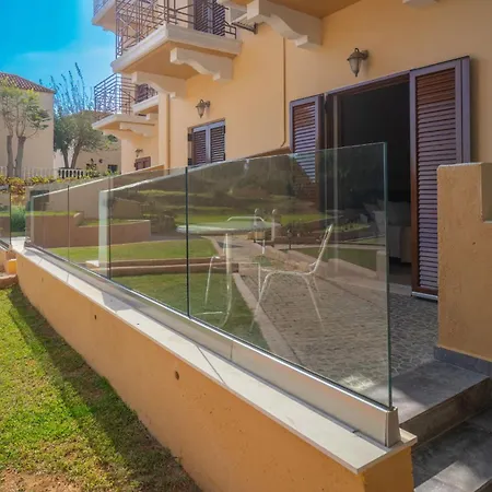 Karavados Beach Hotel ホテル