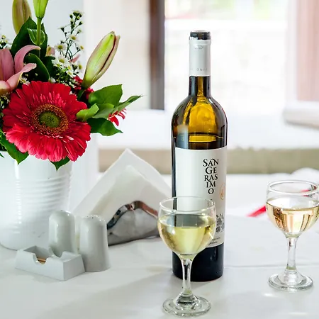 Karavados Beach Hotel ホテル