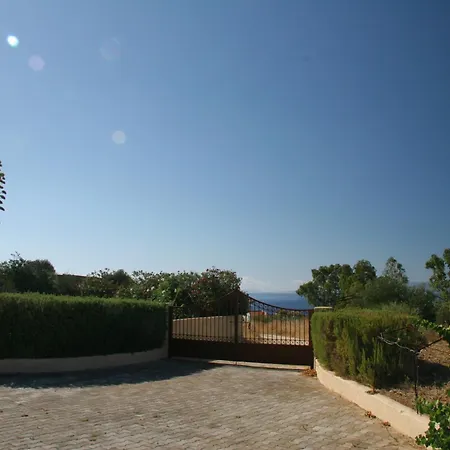 فندق Karavados Beach Hotel 3*